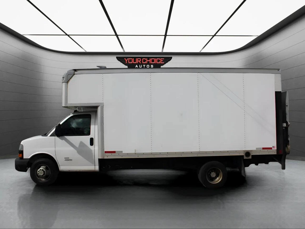 Used 2018 Chevrolet Express 4500 Extended w/ Driver Convenience Package RWD image 2