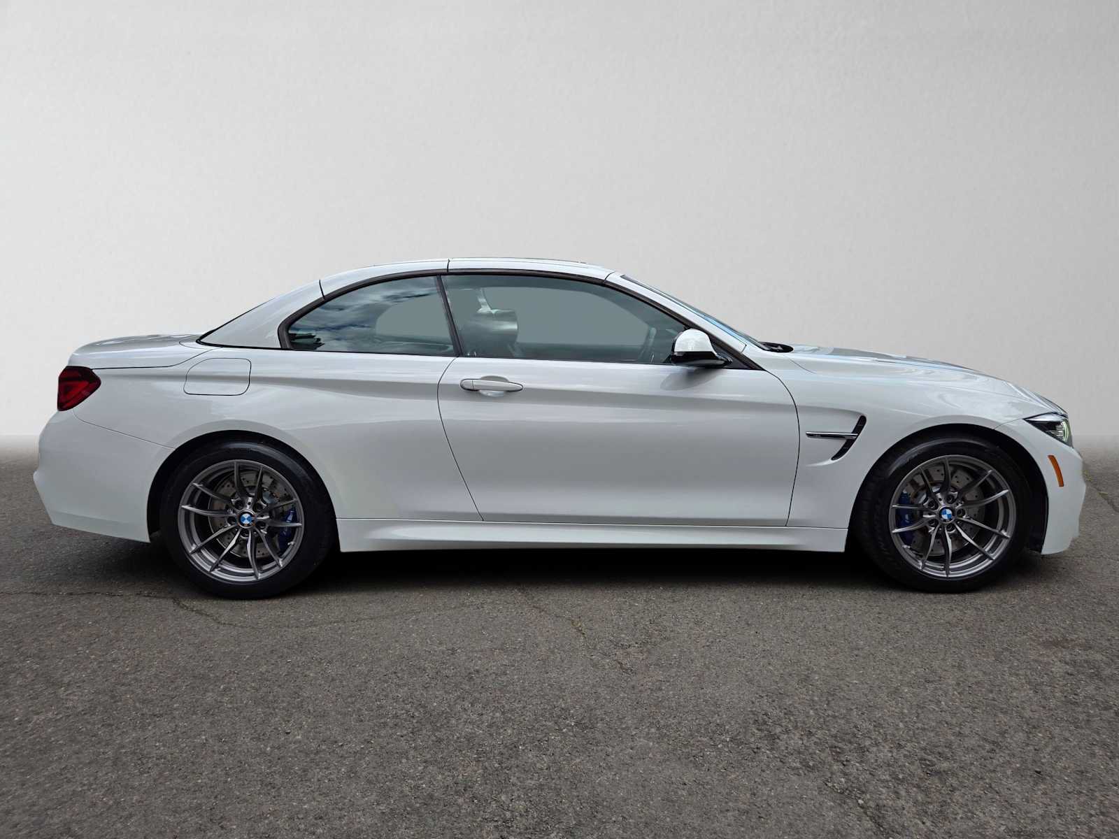 Used 2020 BMW M4 Convertible RWD image 2