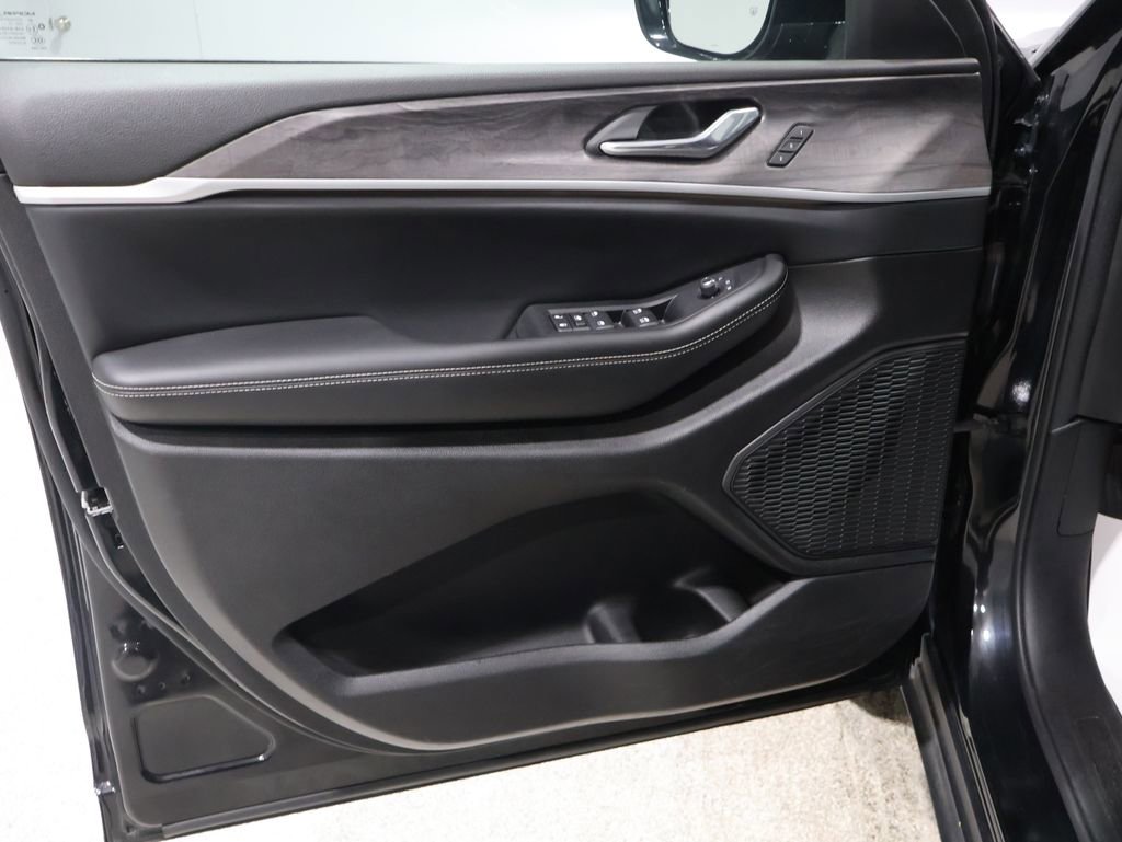 Used 2024 Jeep Grand Cherokee Limited image 10