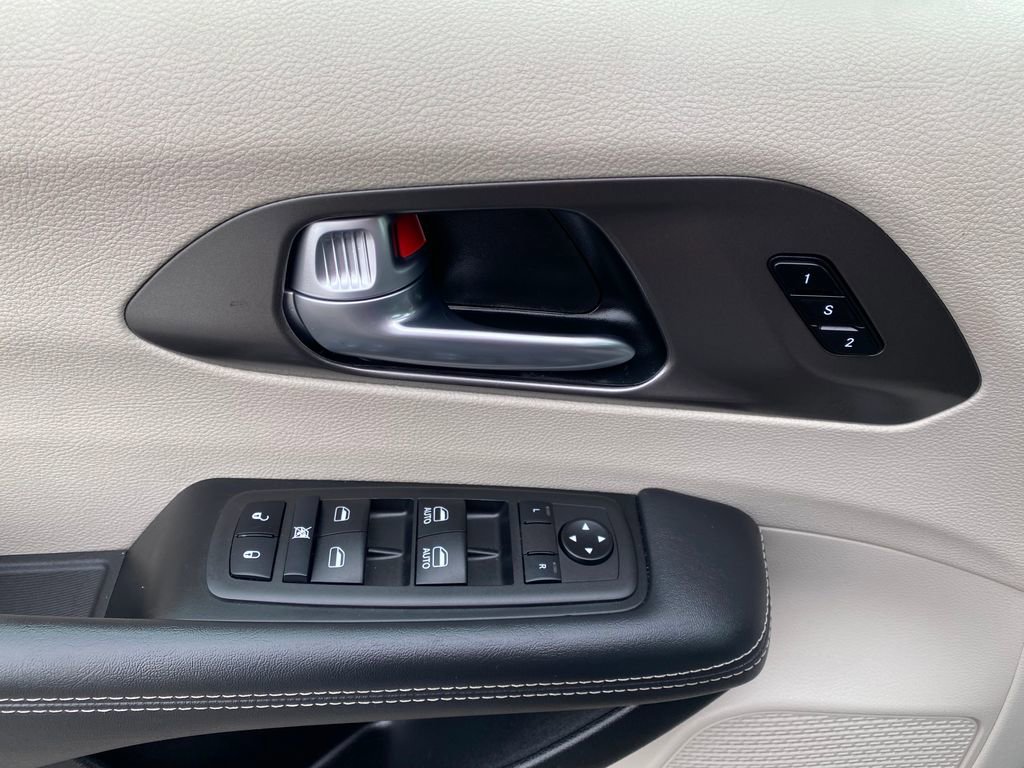 Used 2024 Chrysler Pacifica Touring-L image 12