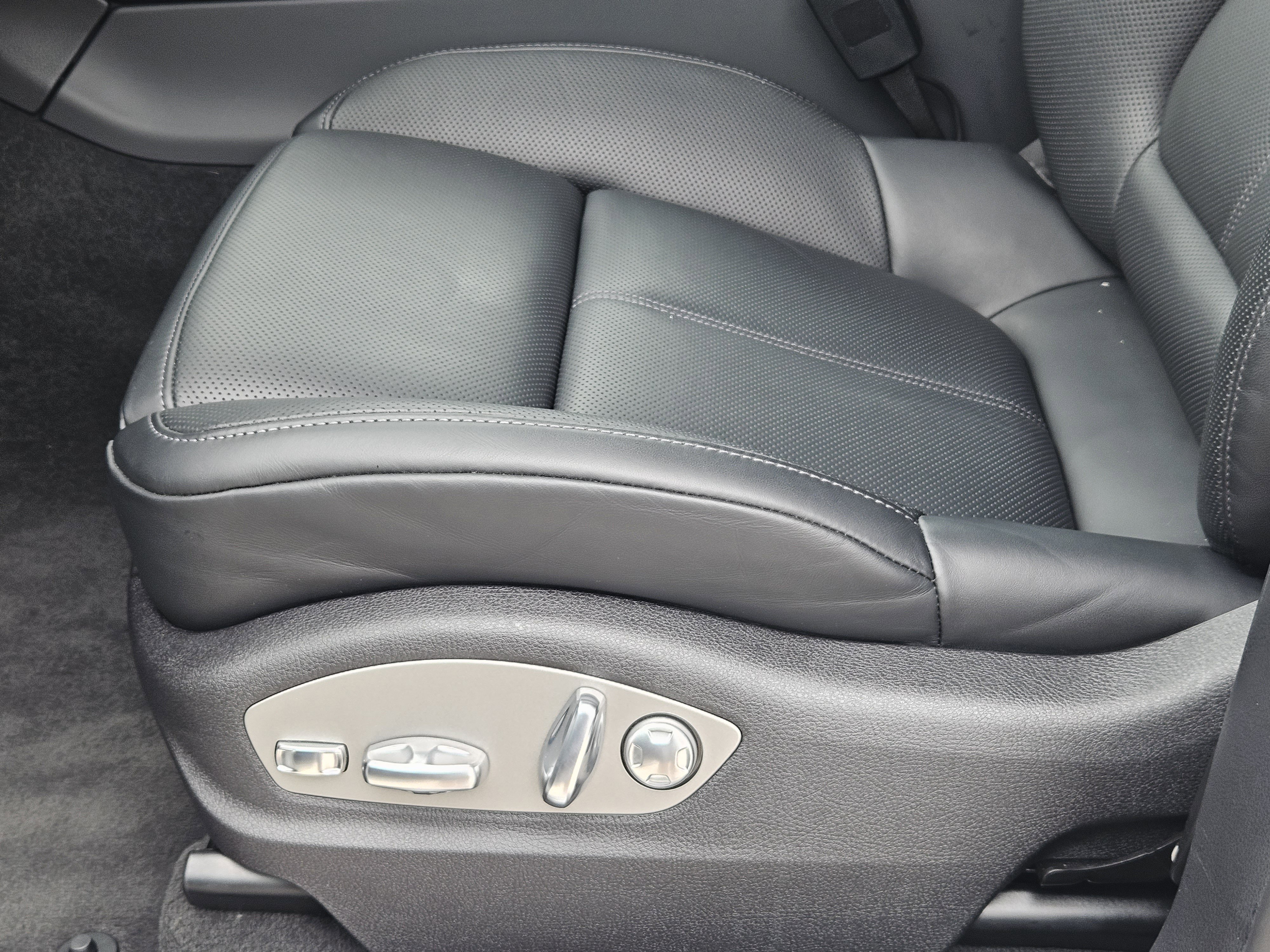 Certified 2026 Porsche Macan AWD/4WD image 23