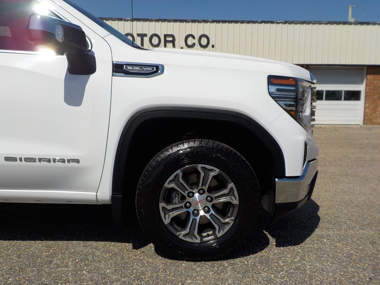 Used 2025 GMC Sierra 1500 SLT AWD/4WD image 10