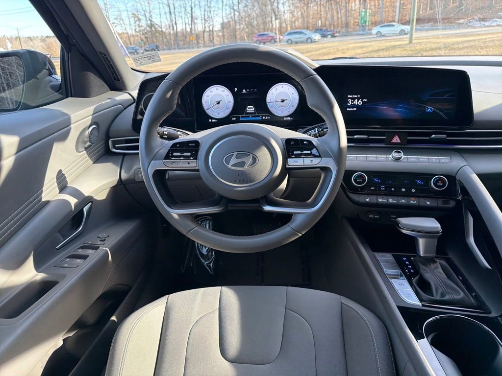 Used 2025 Hyundai Elantra SEL image 14