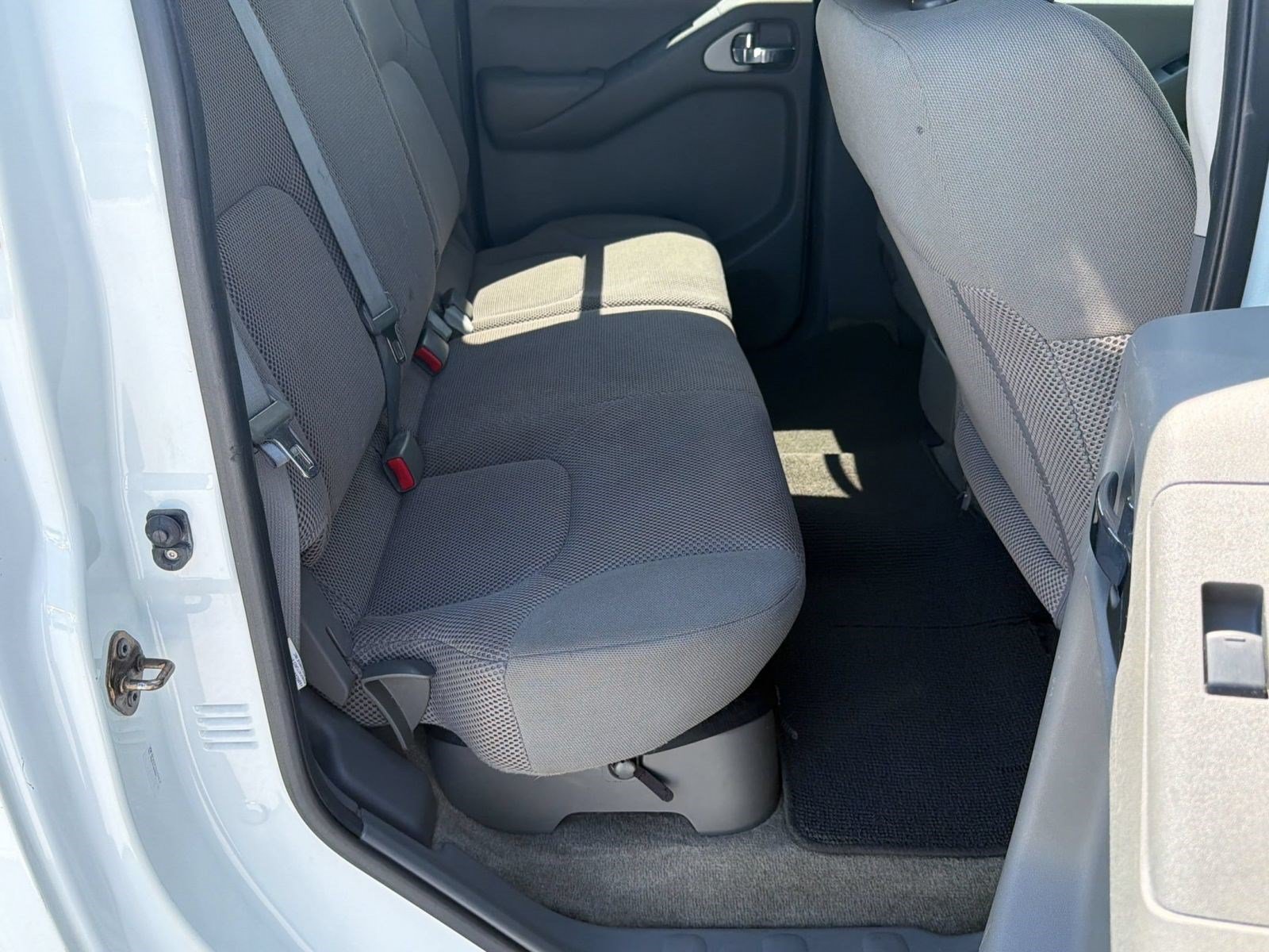 Used 2015 Nissan Frontier SV AWD/4WD image 27