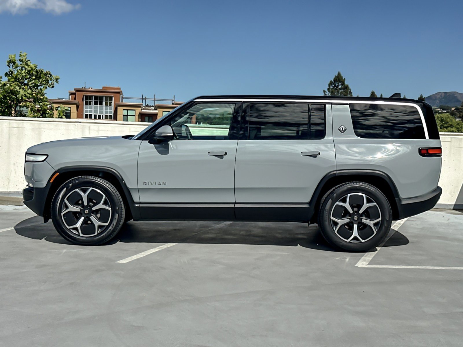 Used 2024 Rivian R1S Adventure image 2