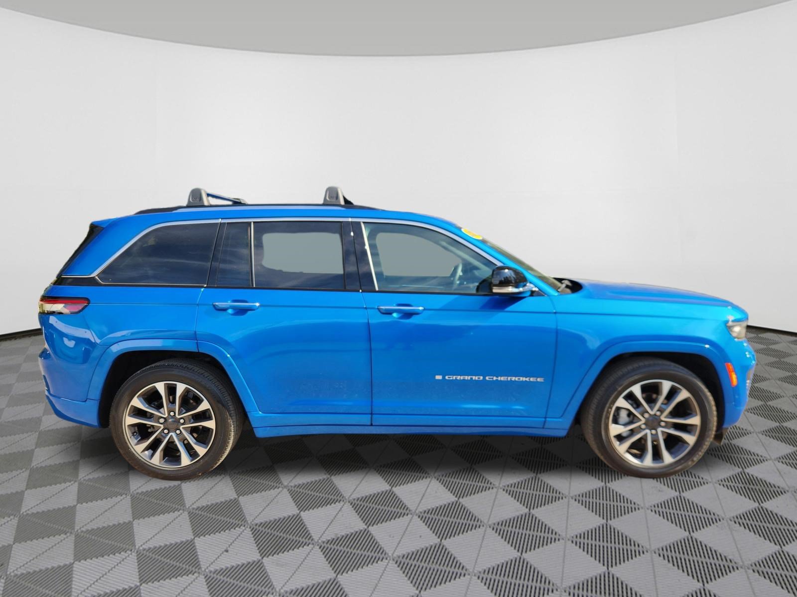 Used 2023 Jeep Grand Cherokee Overland AWD/4WD image 6