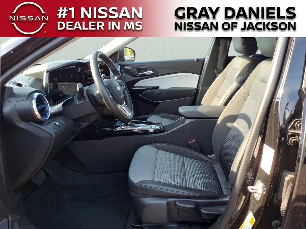 Used 2025 Chevrolet Trax LT w/ LT Convenience Package FWD image 22