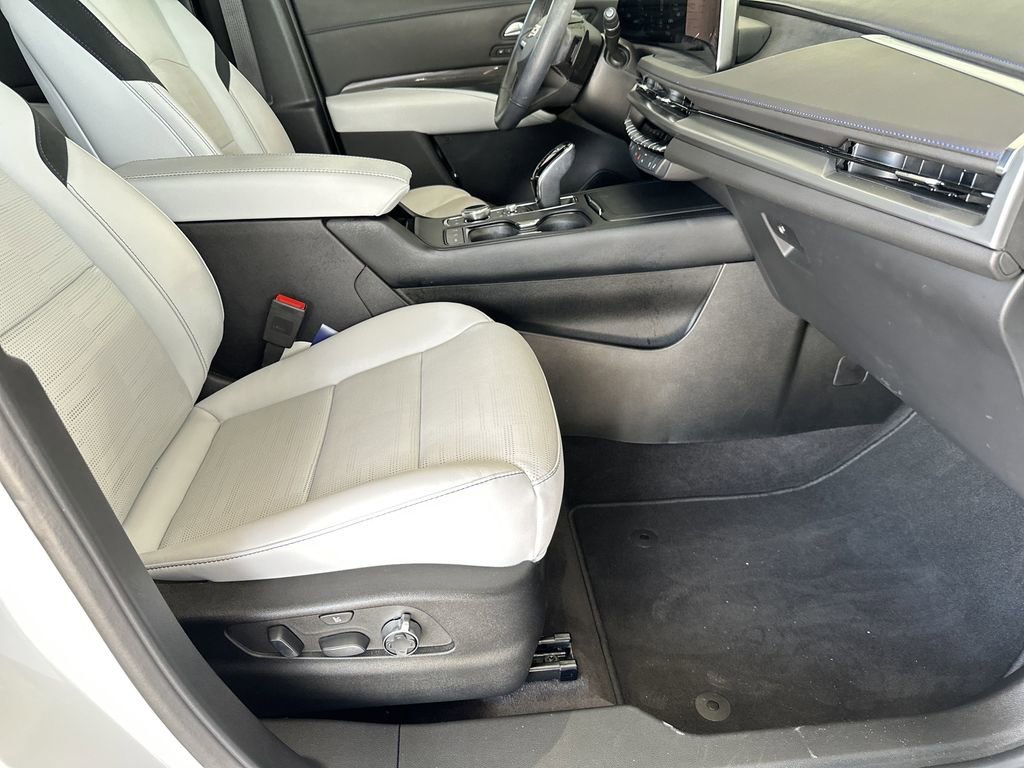 Certified 2025 Cadillac XT4 Sport FWD image 40