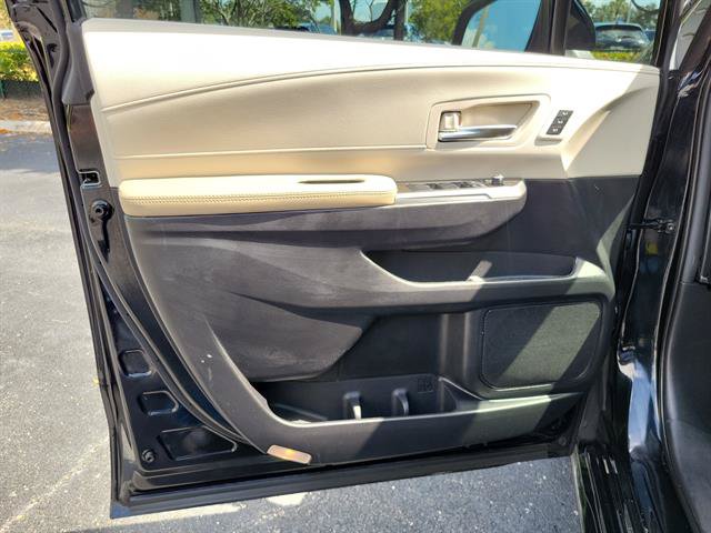 Used 2023 Toyota Sienna Limited FWD image 15