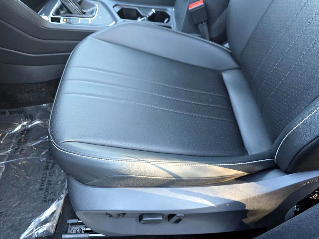 Used 2024 Volkswagen Tiguan SE R-Line image 30