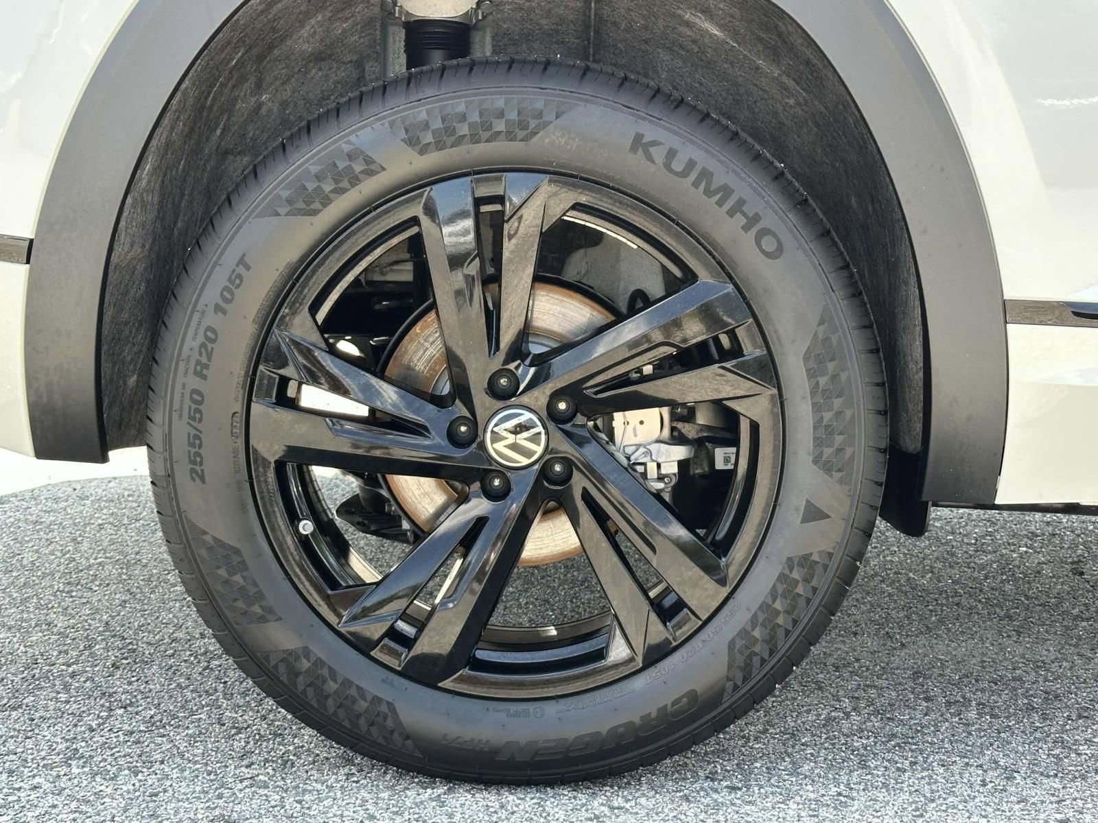 Used 2025 Volkswagen Atlas Cross Sport SEL R-Line image 9