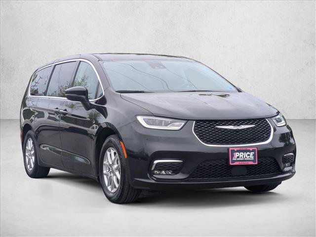 Used 2023 Chrysler Pacifica Touring-L FWD video 3