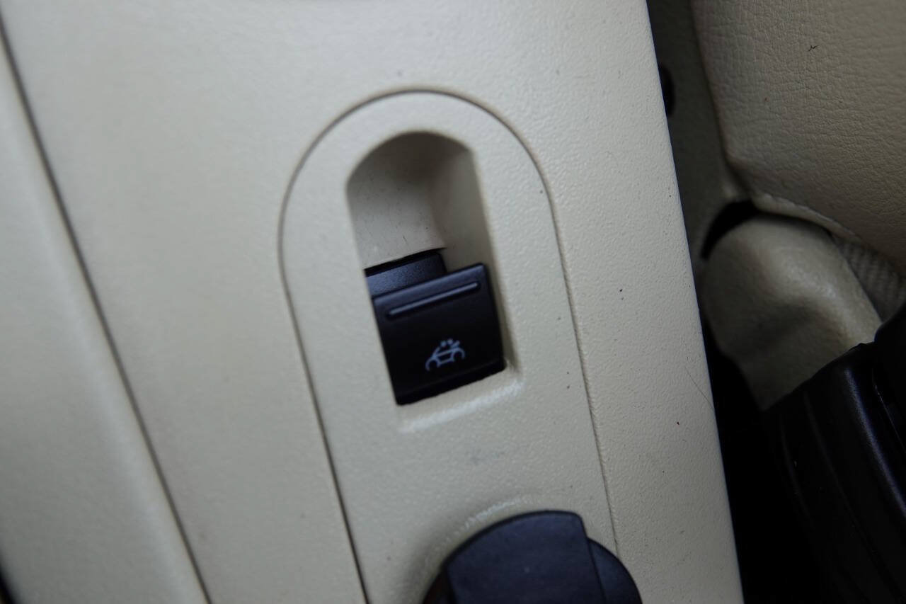 Used 2008 Volkswagen Beetle SE FWD image 7