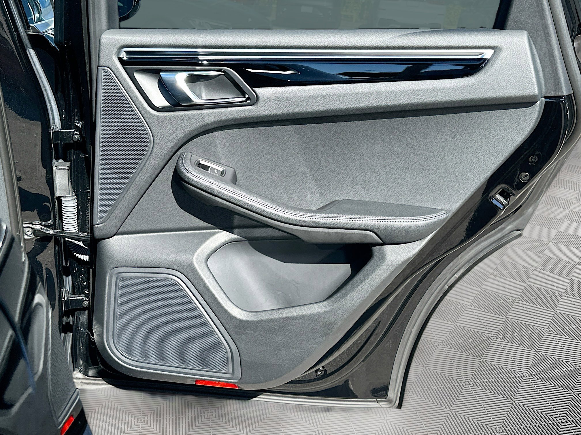 Used 2024 Porsche Macan image 32