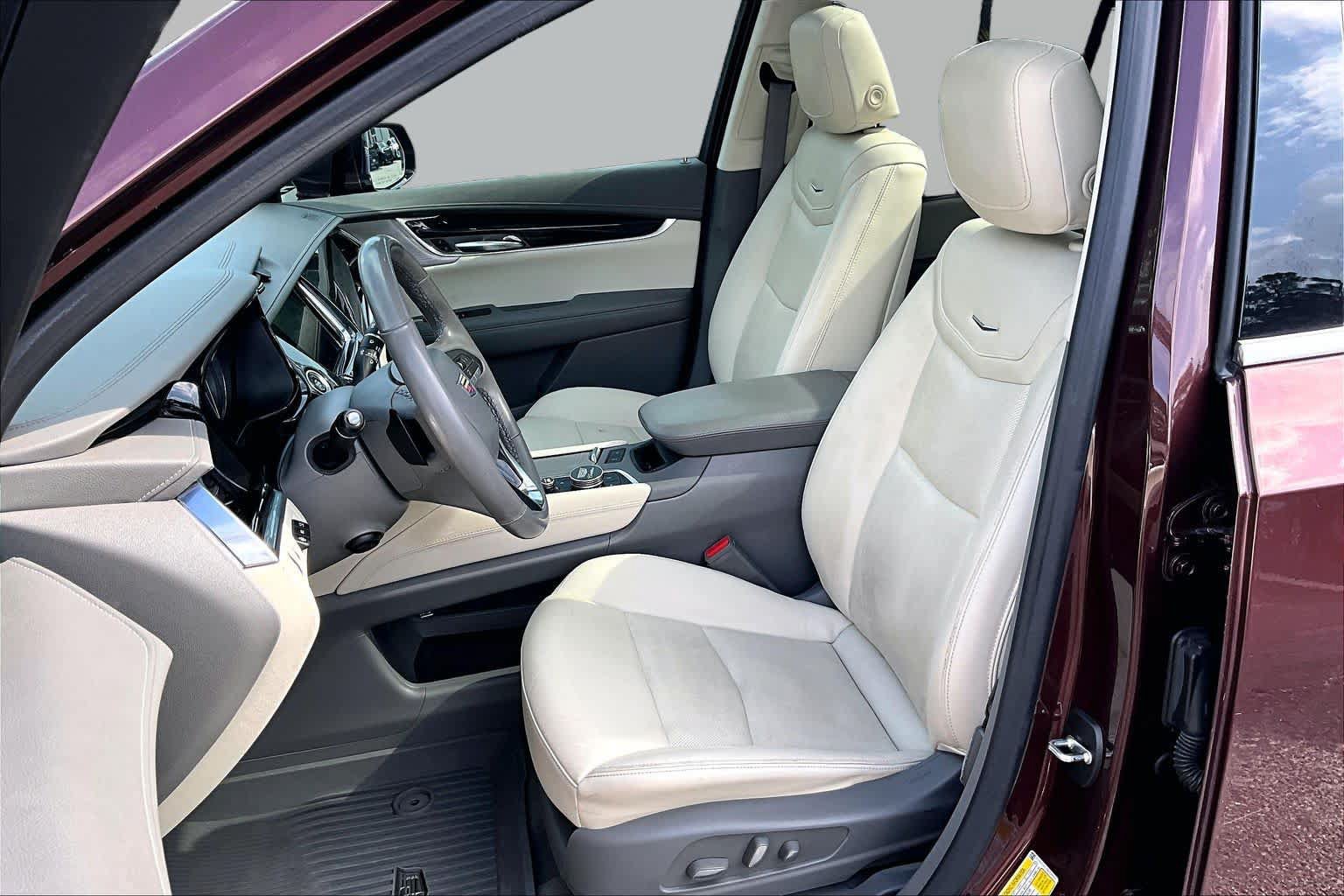 Used 2022 Cadillac XT6 Premium Luxury w/ Technology Package FWD image 8