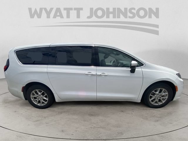Used 2023 Chrysler Pacifica Touring-L FWD image 11