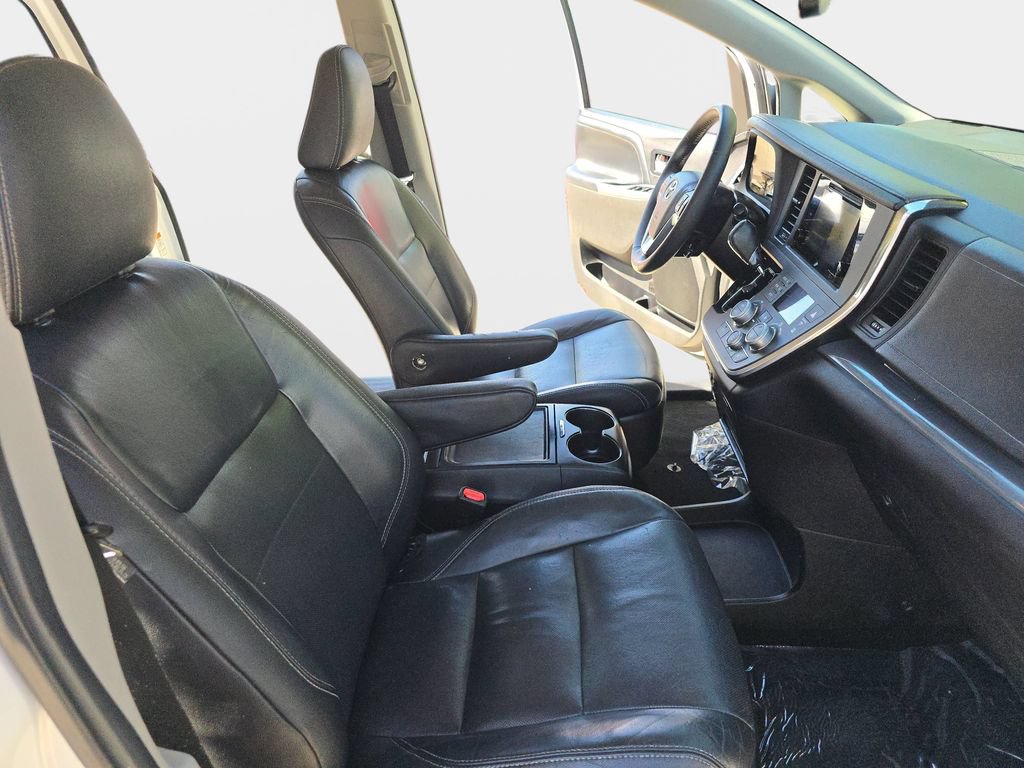 Used 2017 Toyota Sienna SE Premium FWD image 12