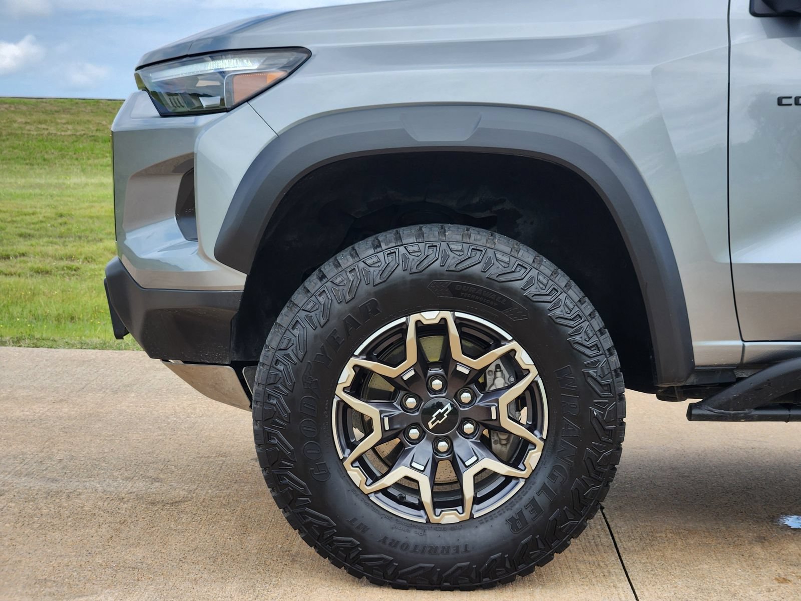 Used 2025 Chevrolet Colorado ZR2 w/ Technology Package AWD/4WD image 13