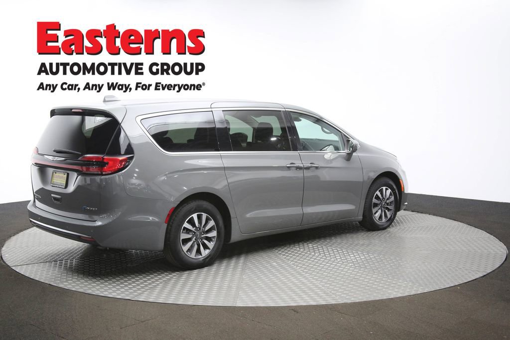Used 2022 Chrysler Pacifica Touring-L image 42