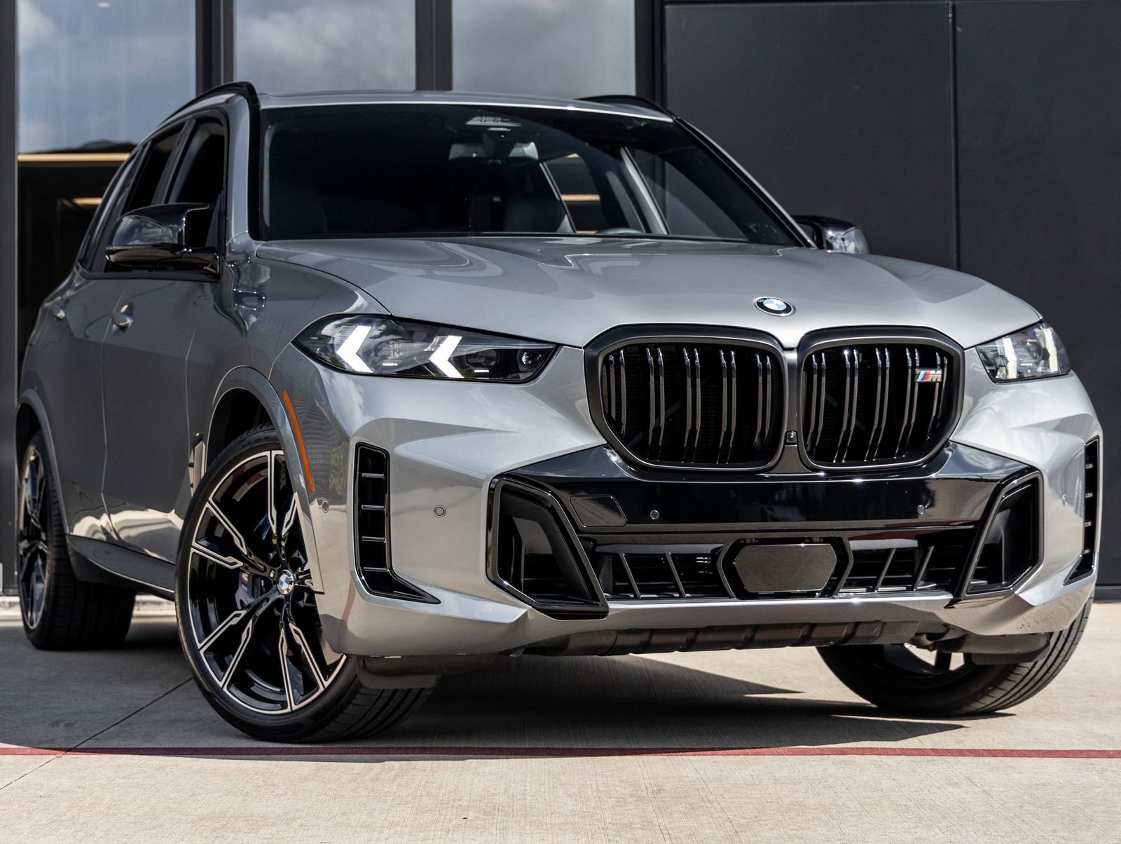 Used 2026 BMW X5 M60i w/ Climate Comfort Package image 2