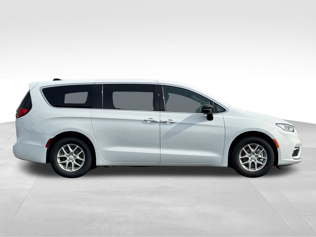 New 2026 Chrysler Pacifica Select FWD image 8