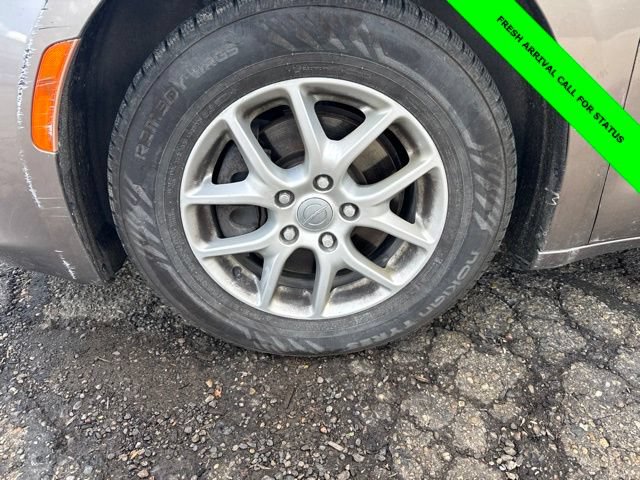 Used 2017 Chrysler Pacifica Touring FWD image 3