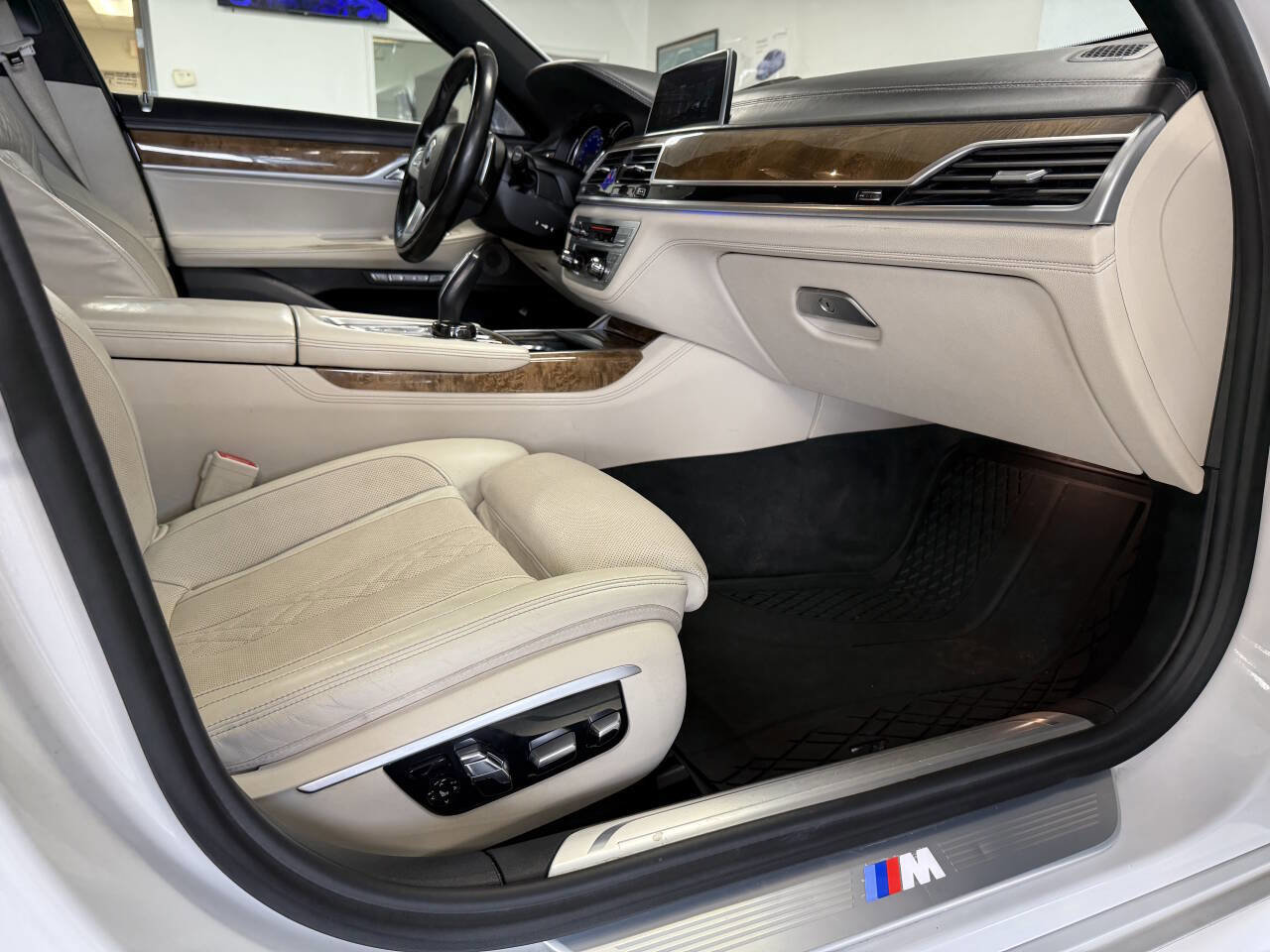 Used 2017 BMW 750i xDrive AWD/4WD image 23