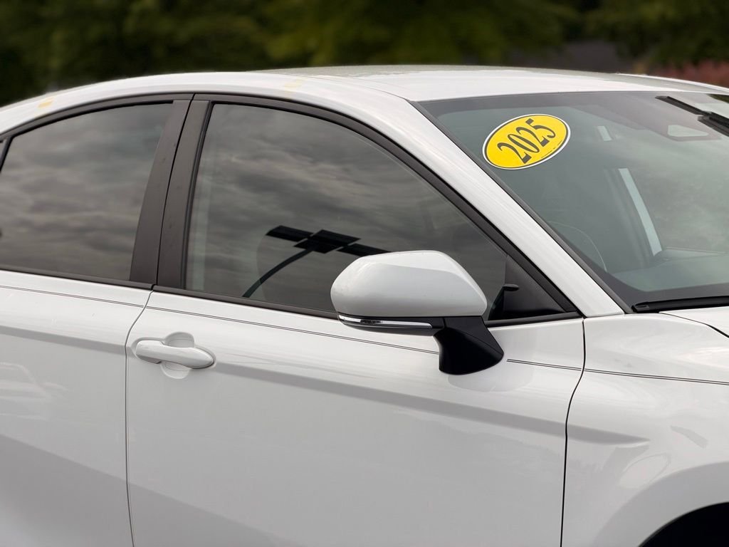 Used 2025 Toyota Camry SE FWD image 7
