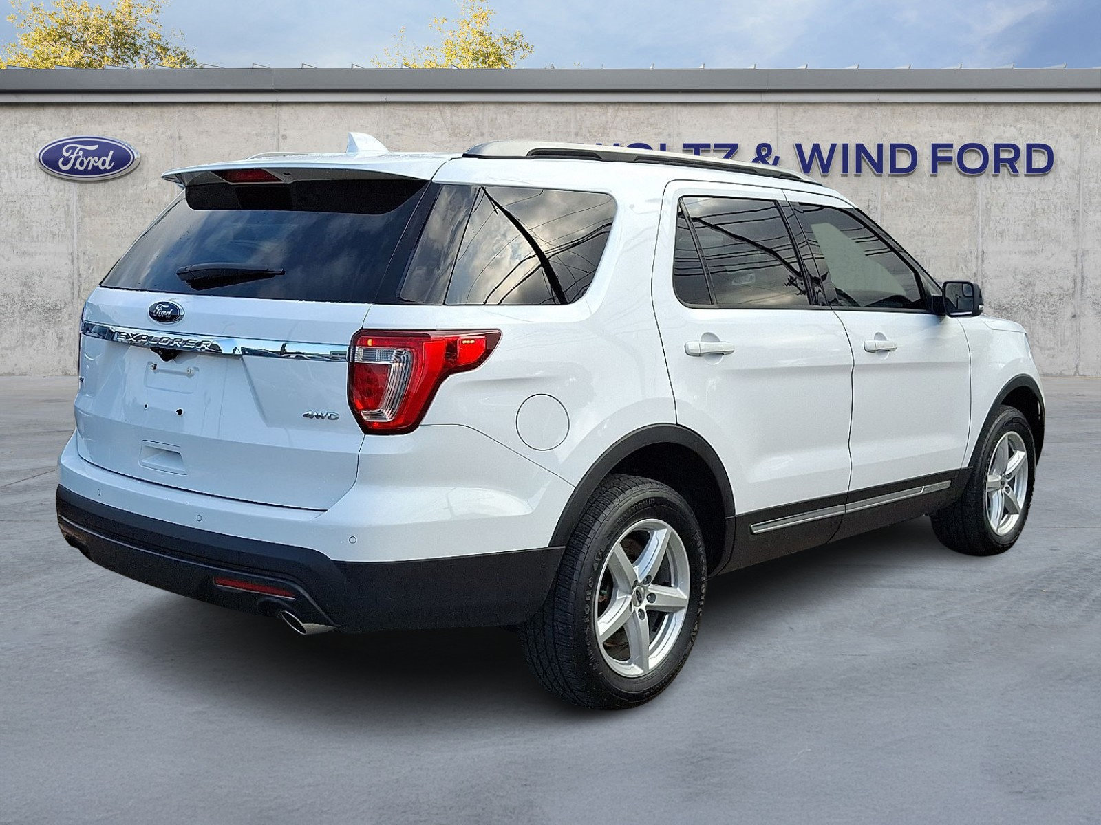 Used 2017 Ford Explorer XLT w/ Equipment Group 202A AWD/4WD image 6