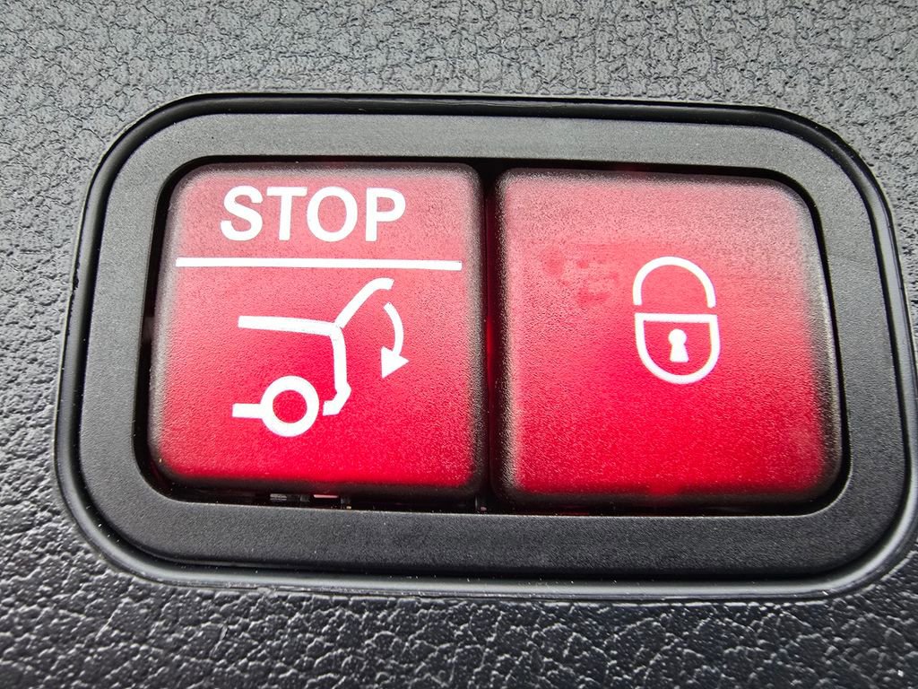 Certified 2025 Mercedes-Benz GLB 250 4MATIC image 20