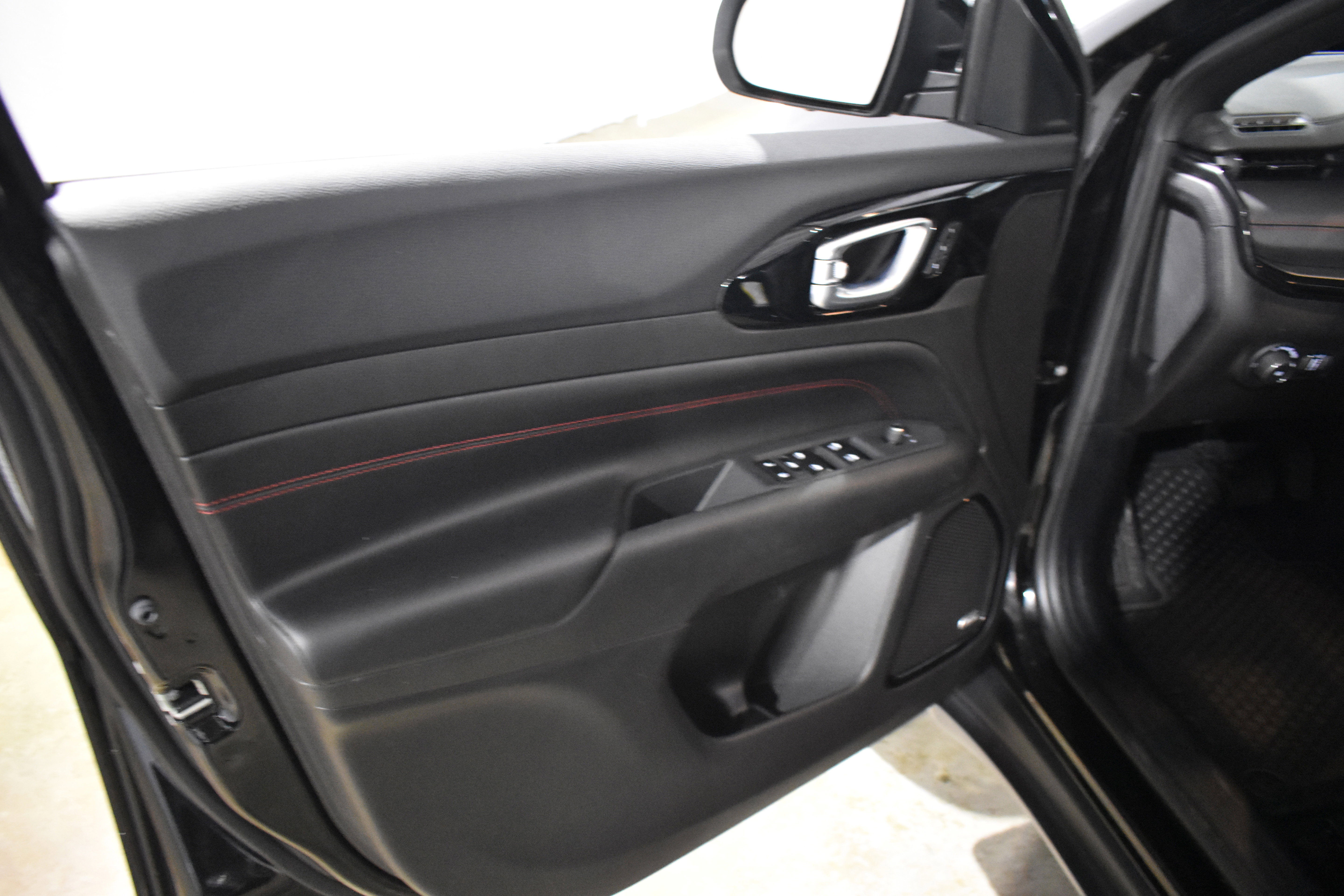 Used 2025 Jeep Compass Trailhawk w/ Trailhawk Elite Group image 24