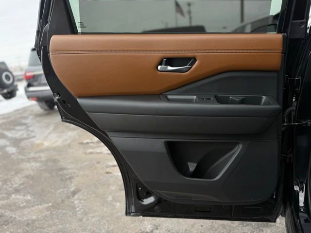 Used 2023 Nissan Pathfinder Platinum w/ Cargo Package image 16