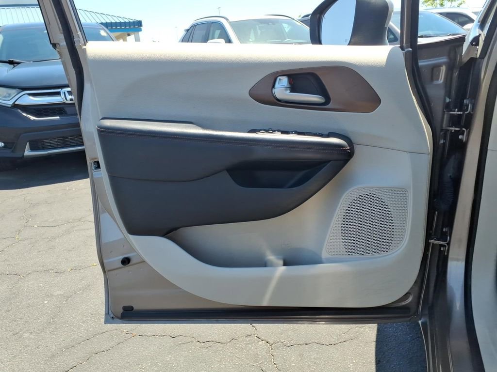 Used 2017 Chrysler Pacifica Touring Plus w/ Tire & Wheel Group FWD image 10