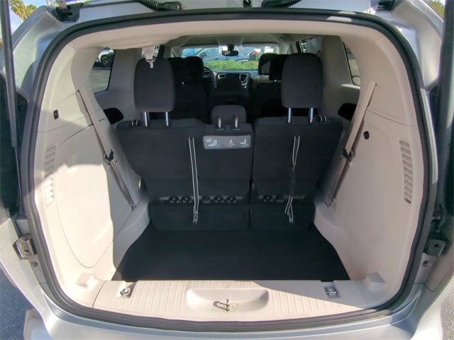 Used 2018 Chrysler Pacifica Touring w/ Tire & Wheel Group image 14