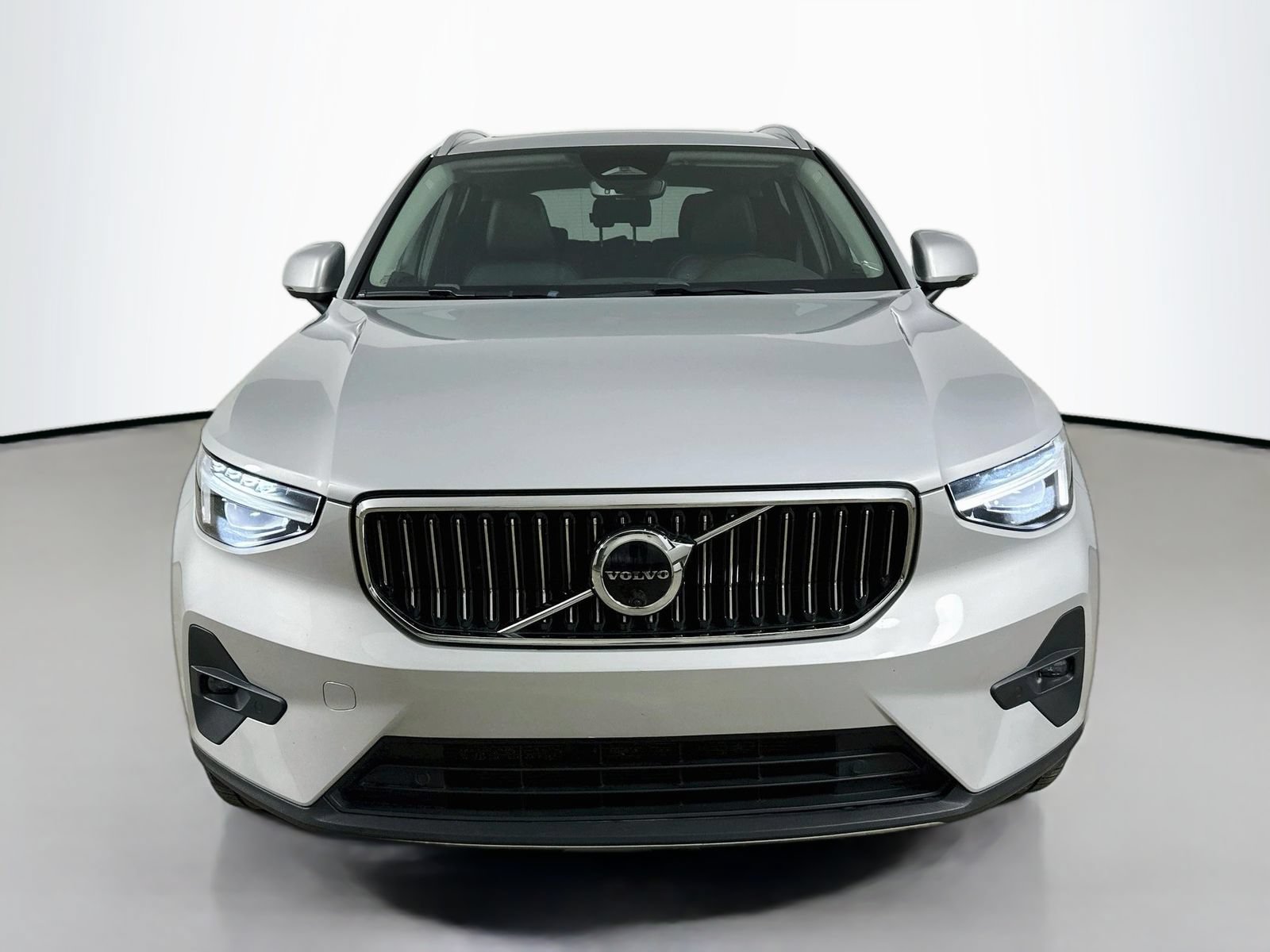 Used 2023 Volvo XC40 B5 Ultimate w/ Protection Package Premier AWD/4WD image 2