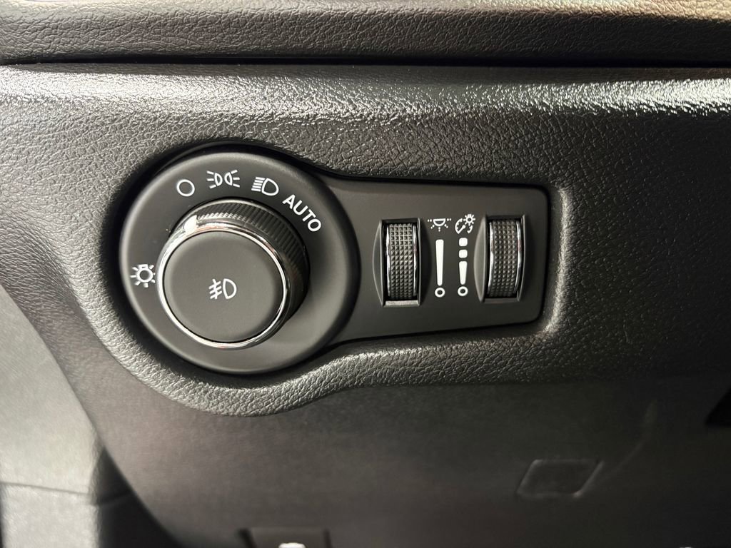 Used 2025 Chrysler Pacifica Select image 26