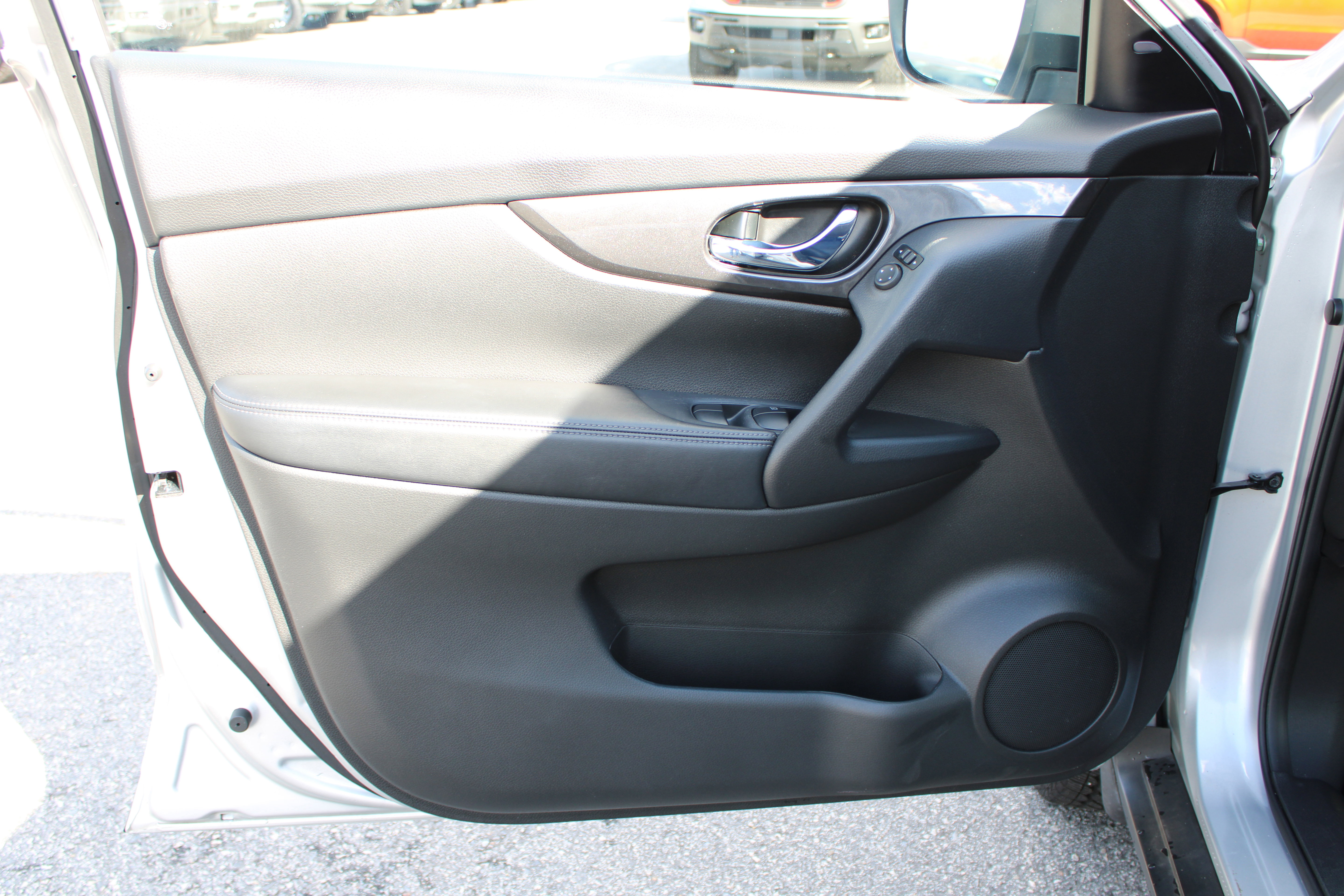 Used 2020 Nissan Rogue SV image 16