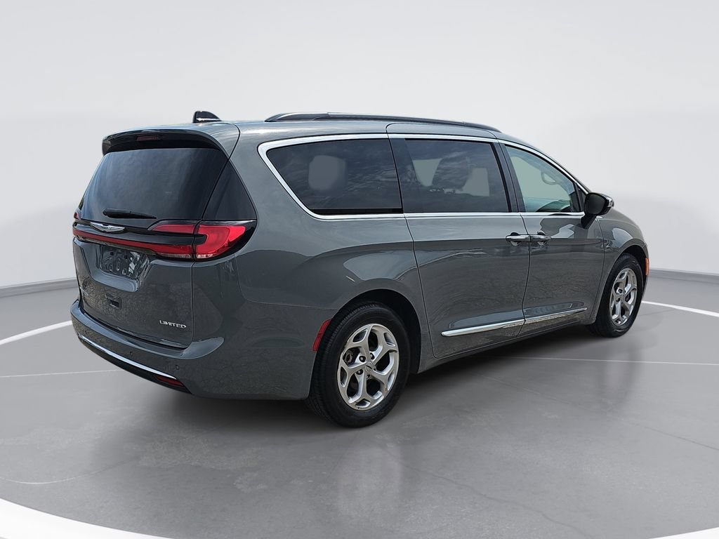 Used 2023 Chrysler Pacifica Limited FWD image 3