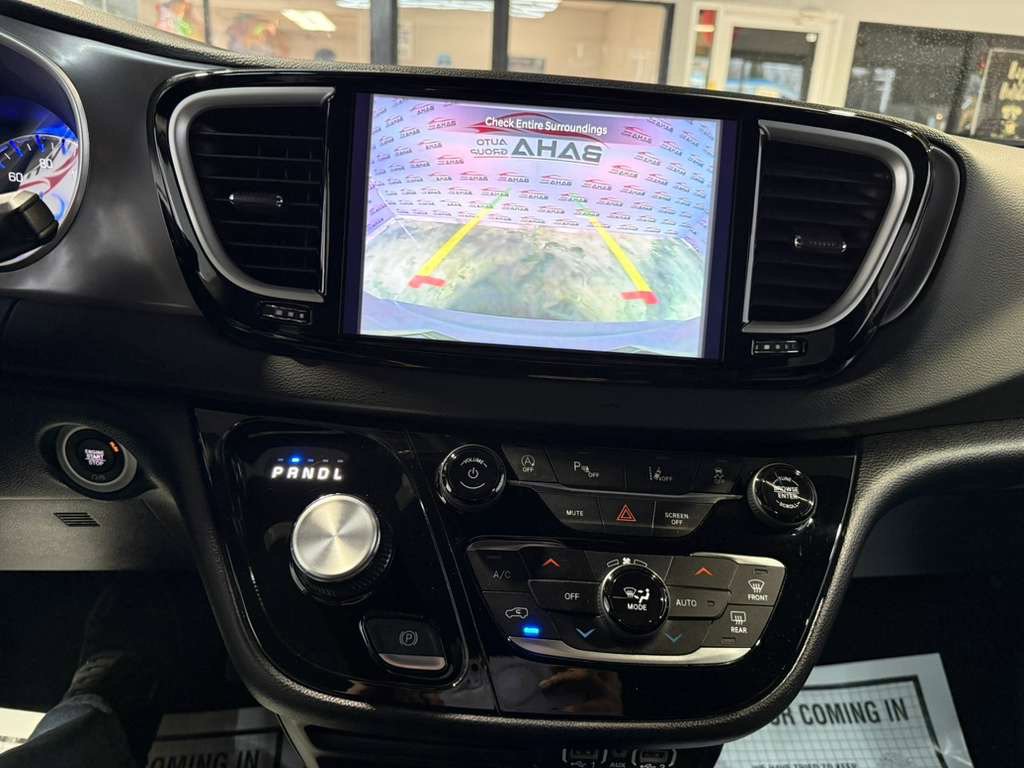Used 2025 Chrysler Pacifica Select image 17