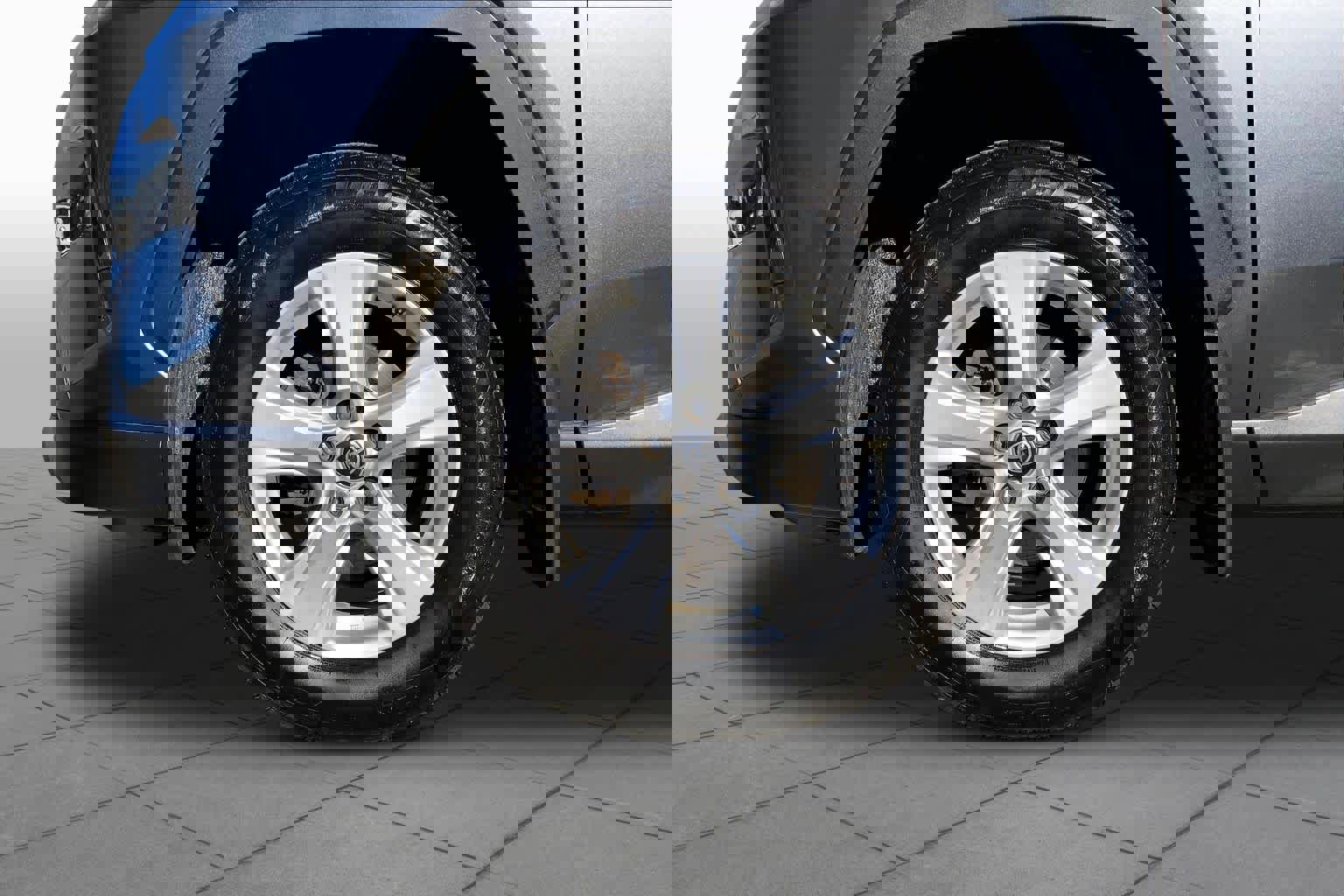 Used 2021 Toyota RAV4 XLE w/ Convenience Package AWD/4WD image 11