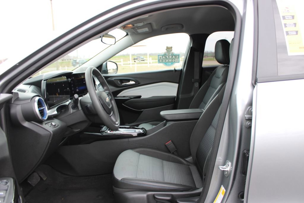 Used 2025 Chevrolet Trax LT image 19