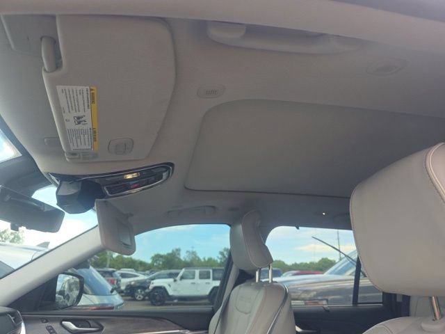 Used 2022 Jeep Grand Cherokee Overland w/ Advanced Protech Group III AWD/4WD image 11