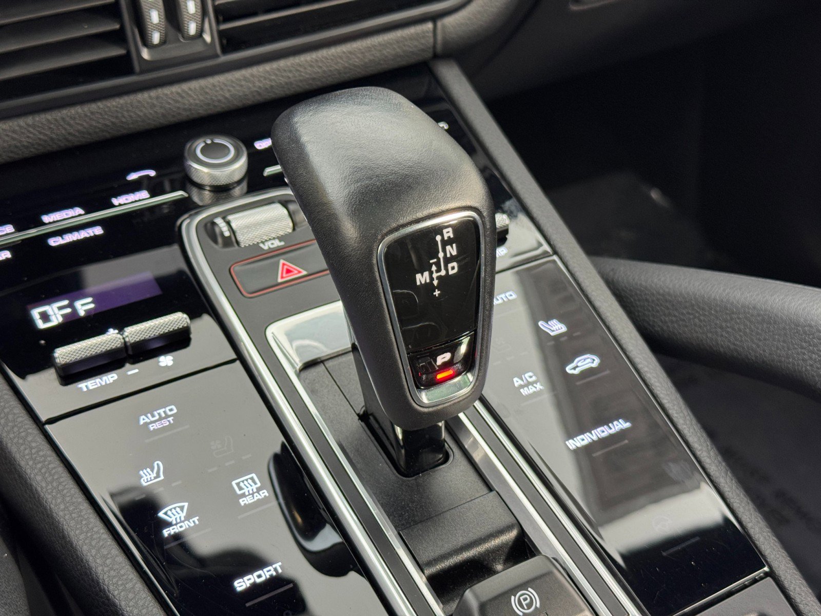 Used 2023 Porsche Cayenne Platinum Edition w/ Premium Package image 32