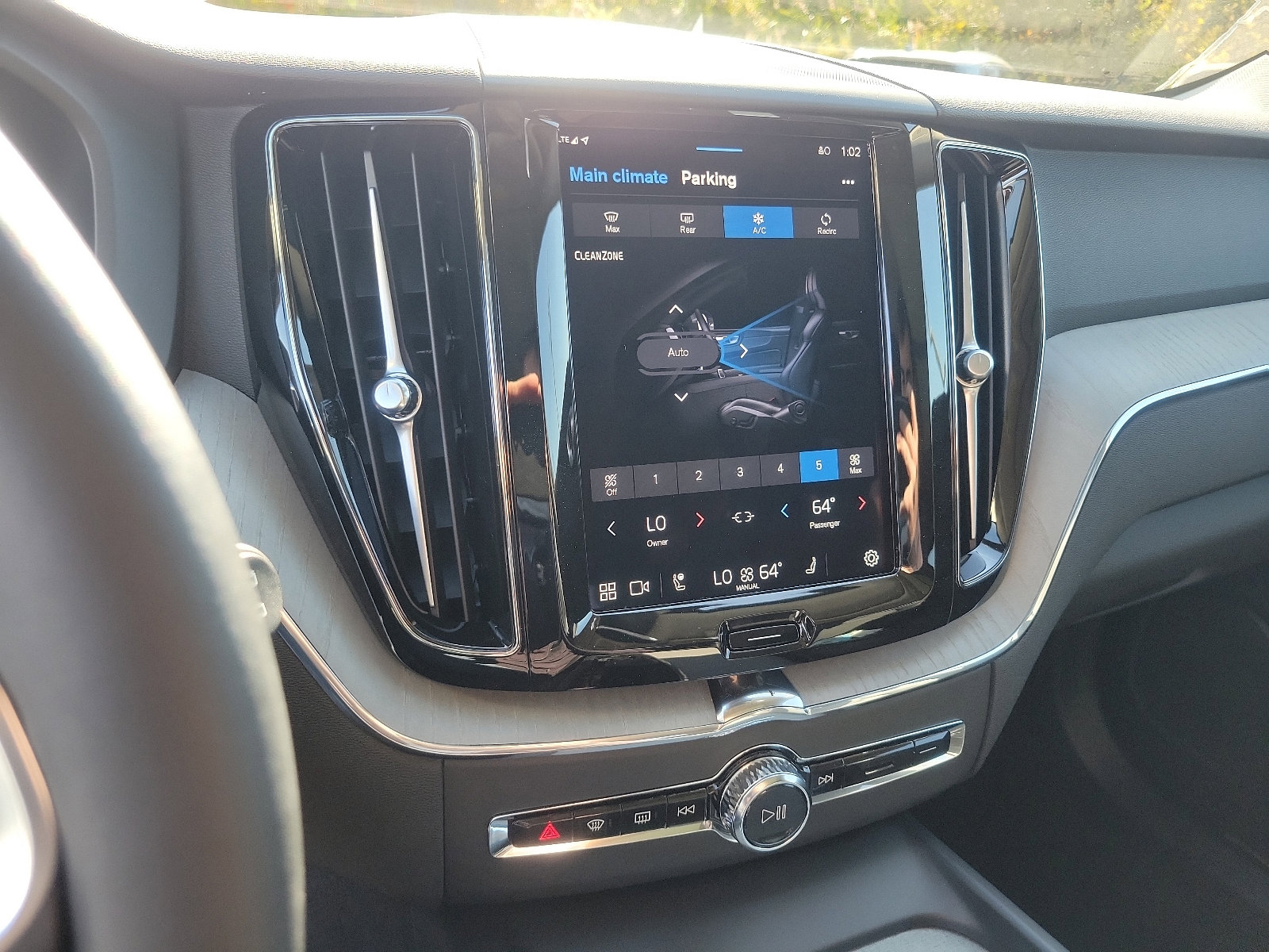 Certified 2025 Volvo XC60 T8 Plus w/ Protection Package Premier image 11