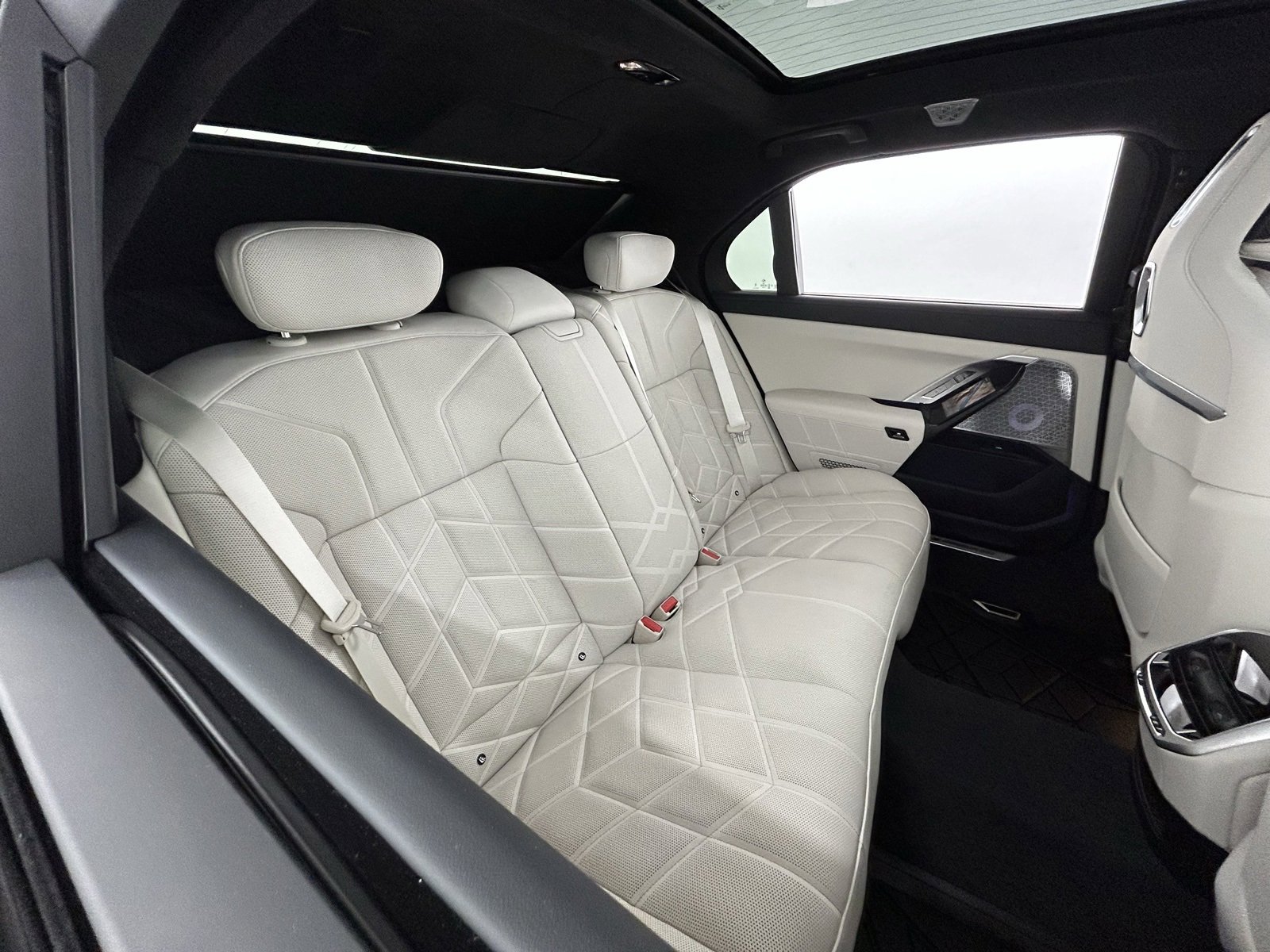 Used 2025 BMW 760i xDrive w/ Premium Package image 39