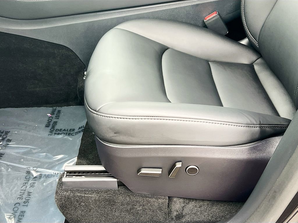 Used 2025 Tesla Model Y Long Range image 17