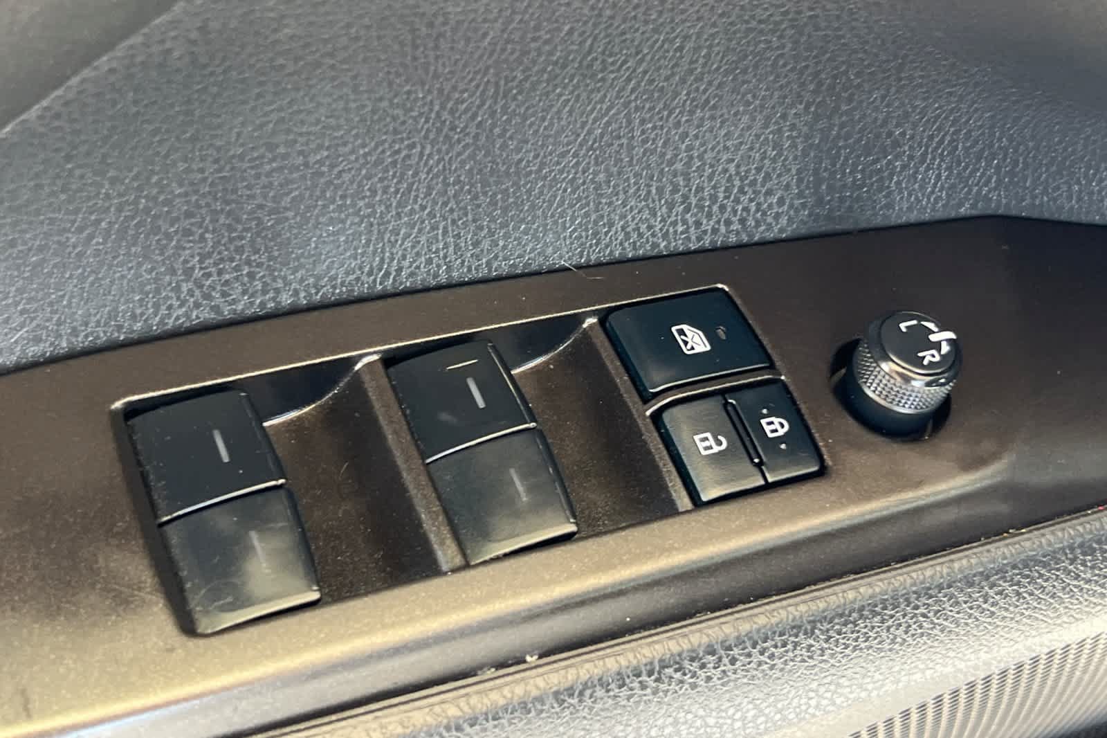 Used 2022 Toyota Camry SE FWD image 13