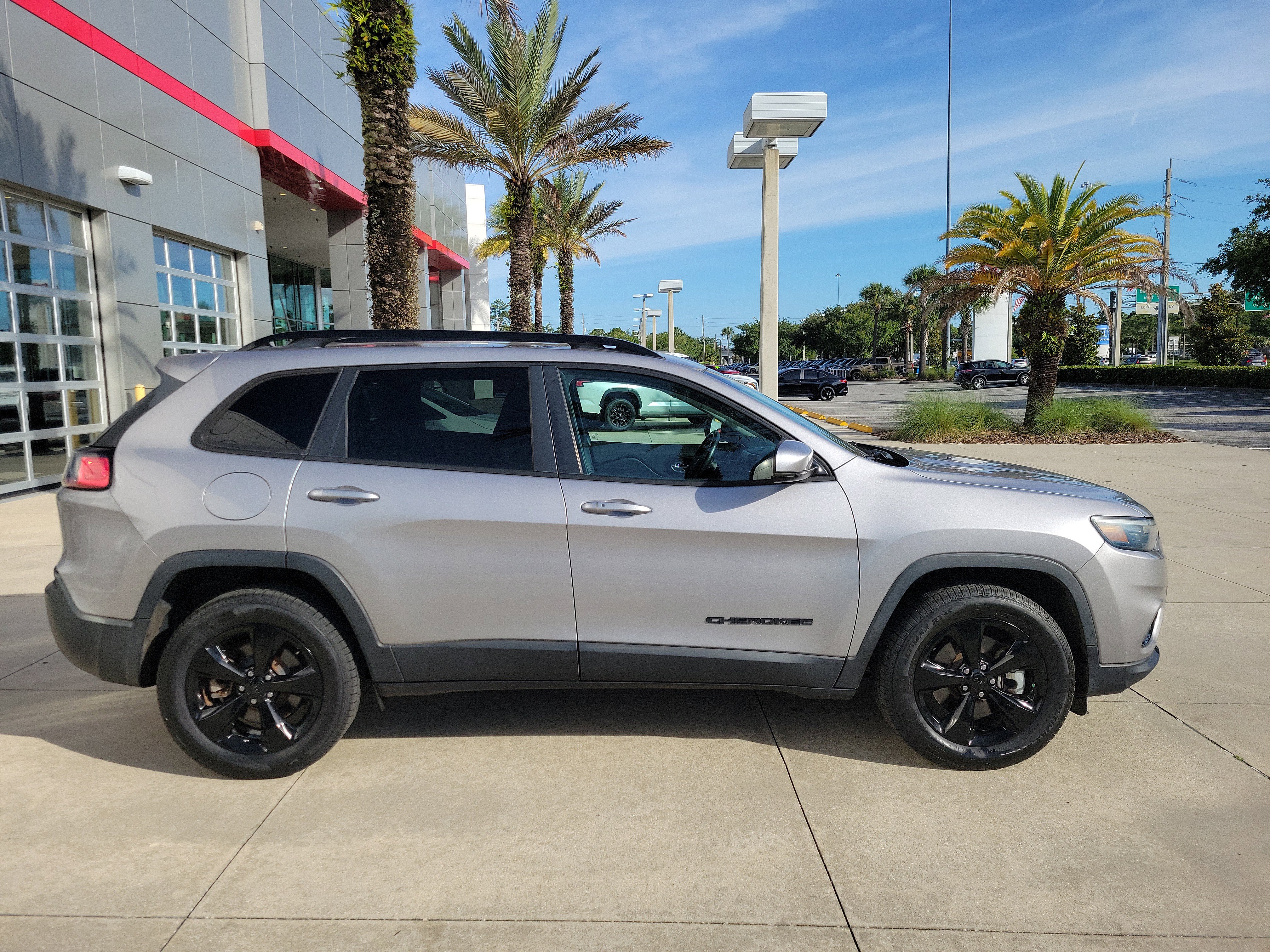 Used 2021 Jeep Cherokee Latitude Plus AWD/4WD image 7