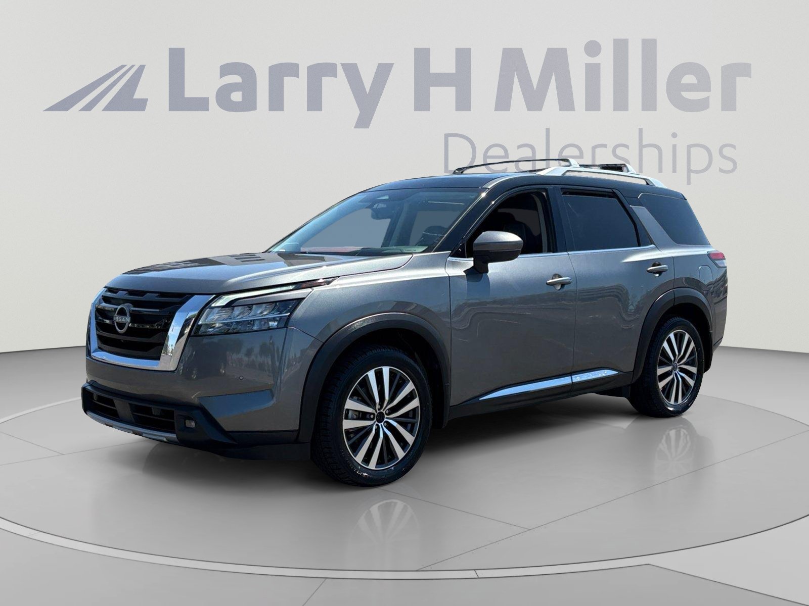 Used 2022 Nissan Pathfinder Platinum w/ Cargo Package FWD image 1
