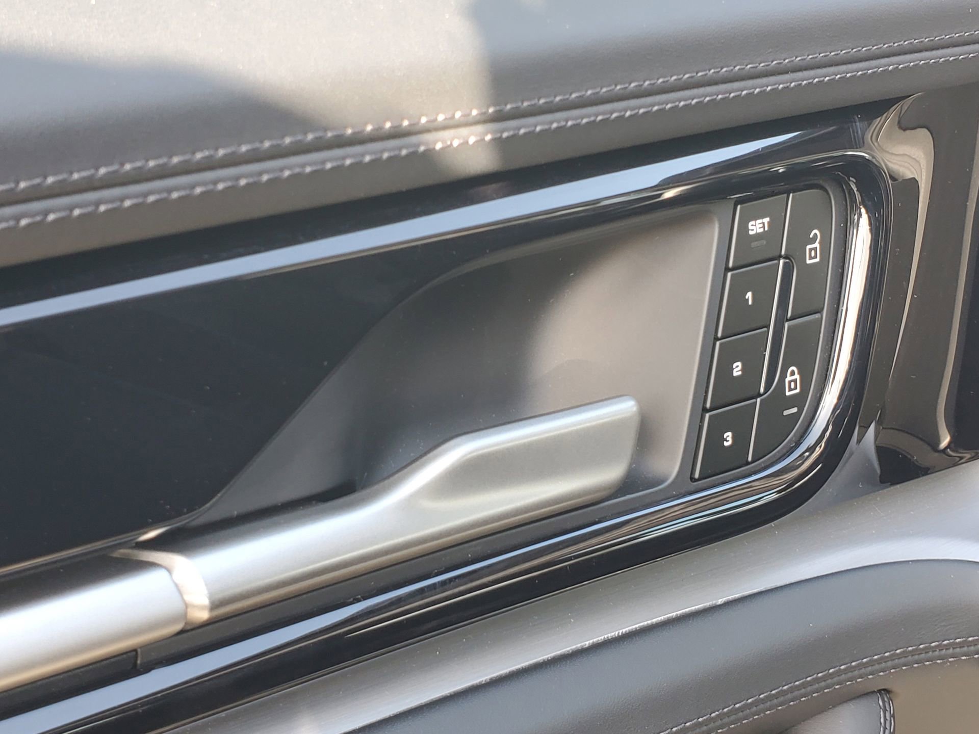 Used 2024 Porsche Panamera w/ Premium Package image 18